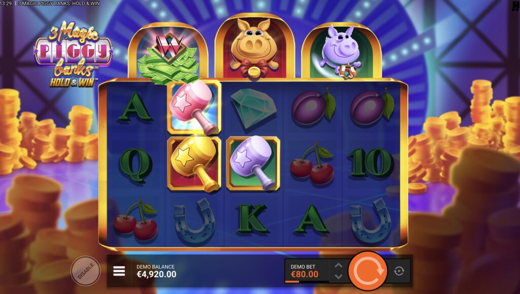 3 Magic Piggy Banks Hold & Win base game screen showing Pink, Gold, and Purple Lucky Hammer symbols landed together, with the three Piggy Banks above the reels and a €80 demo bet